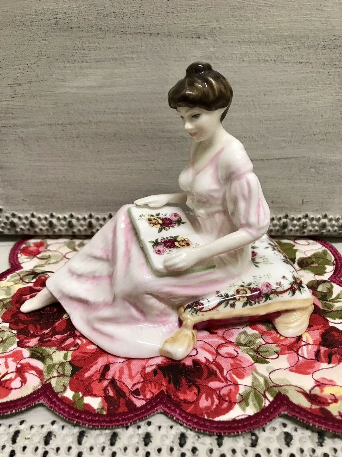 ❤ 2001 Royal Albert Old Country Roses Pretty Ladies Figurine Thoughts Of You Ra1