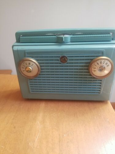 Vintage Green 1956 Rca Victor Model 7-bx-6l Portable Am Tube Radio