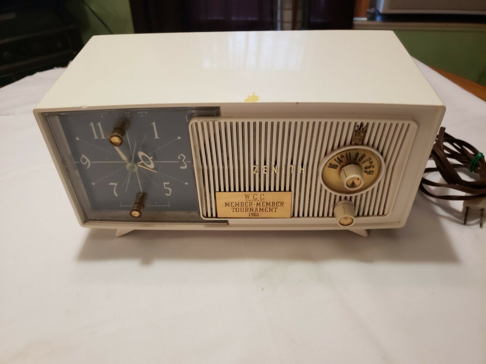 Vintage 1958 Zenith Model E 514 White Clock Radio